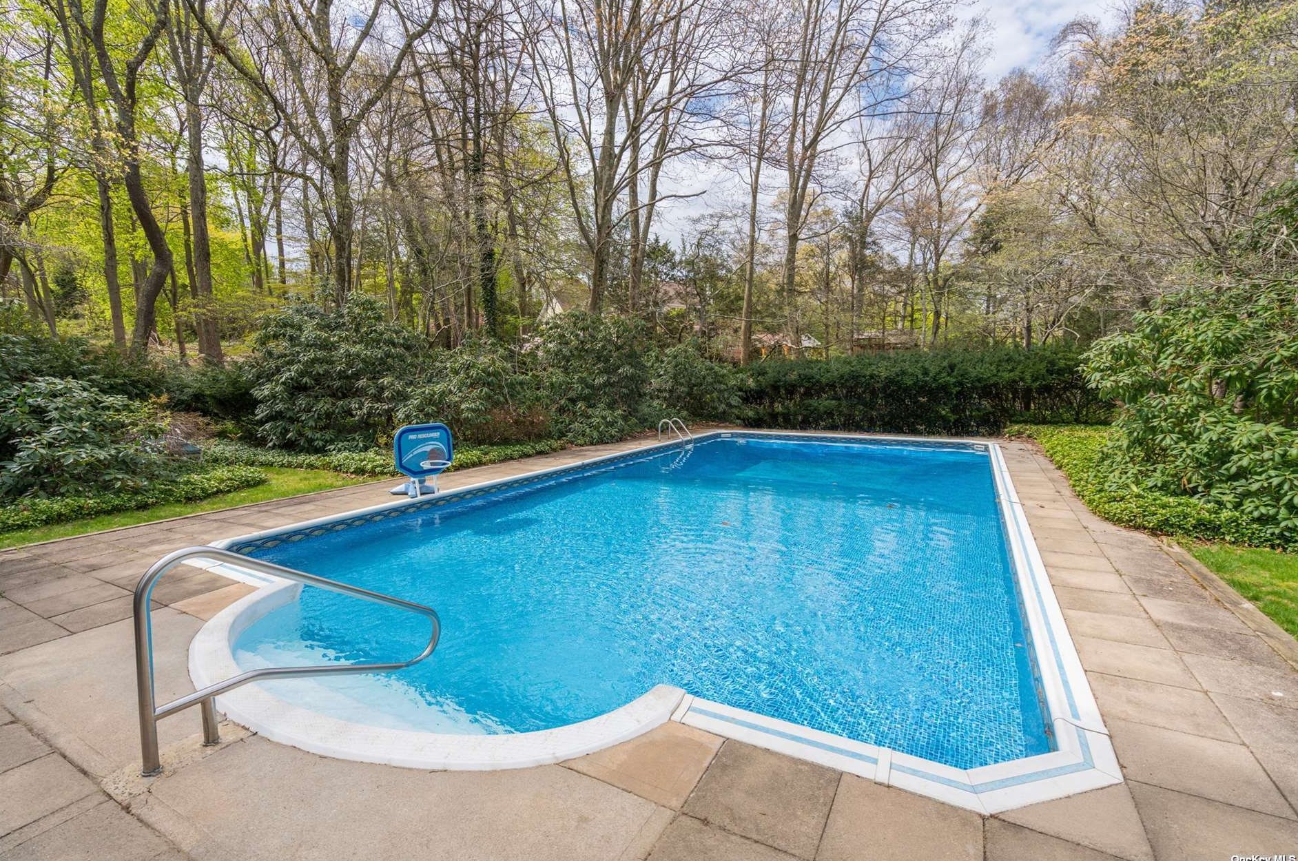 27 Dunlop Rd, Hunt NY 11743-3932 exterior