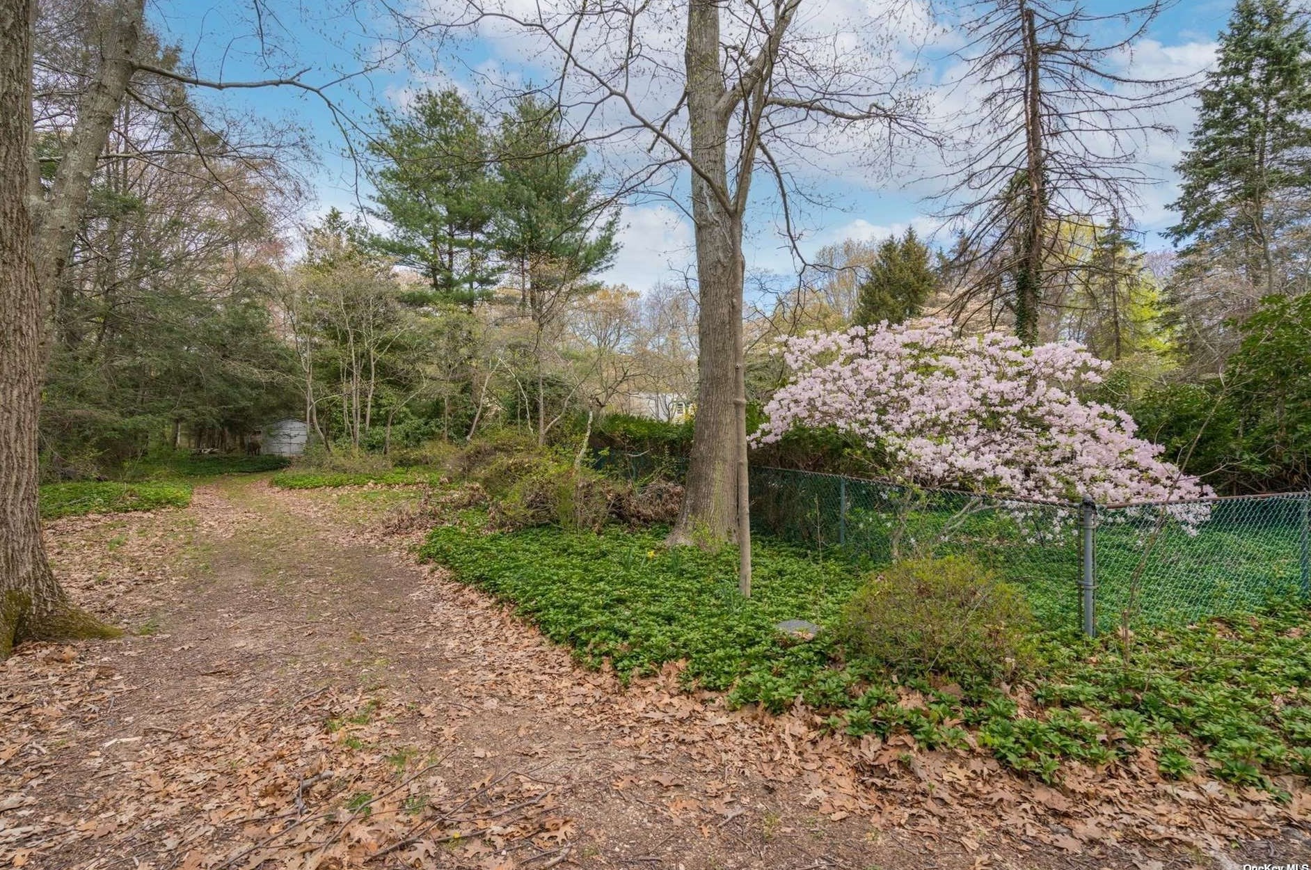 27 Dunlop Rd, Hunt NY 11743-3932 exterior