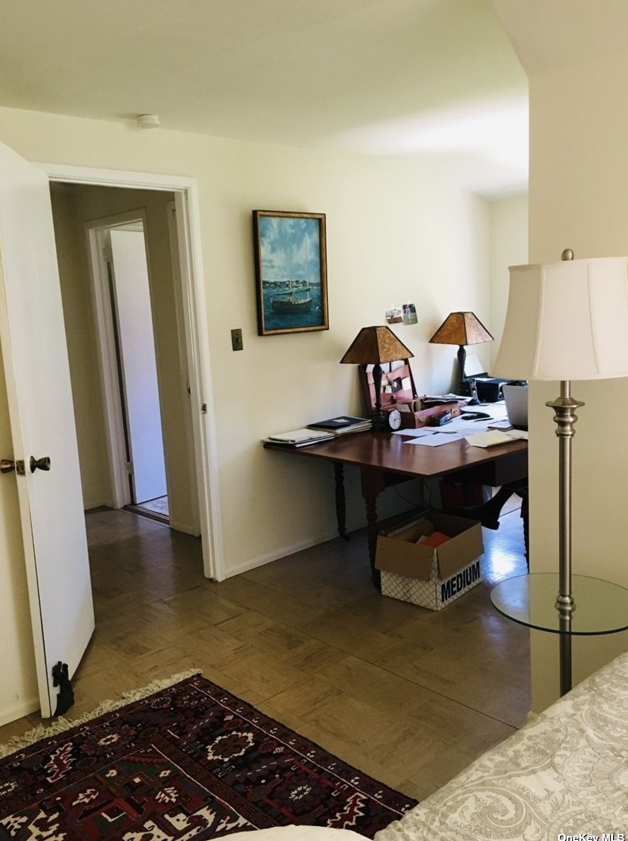 27 Dunlop Rd, Hunt NY 11743-3932 exterior