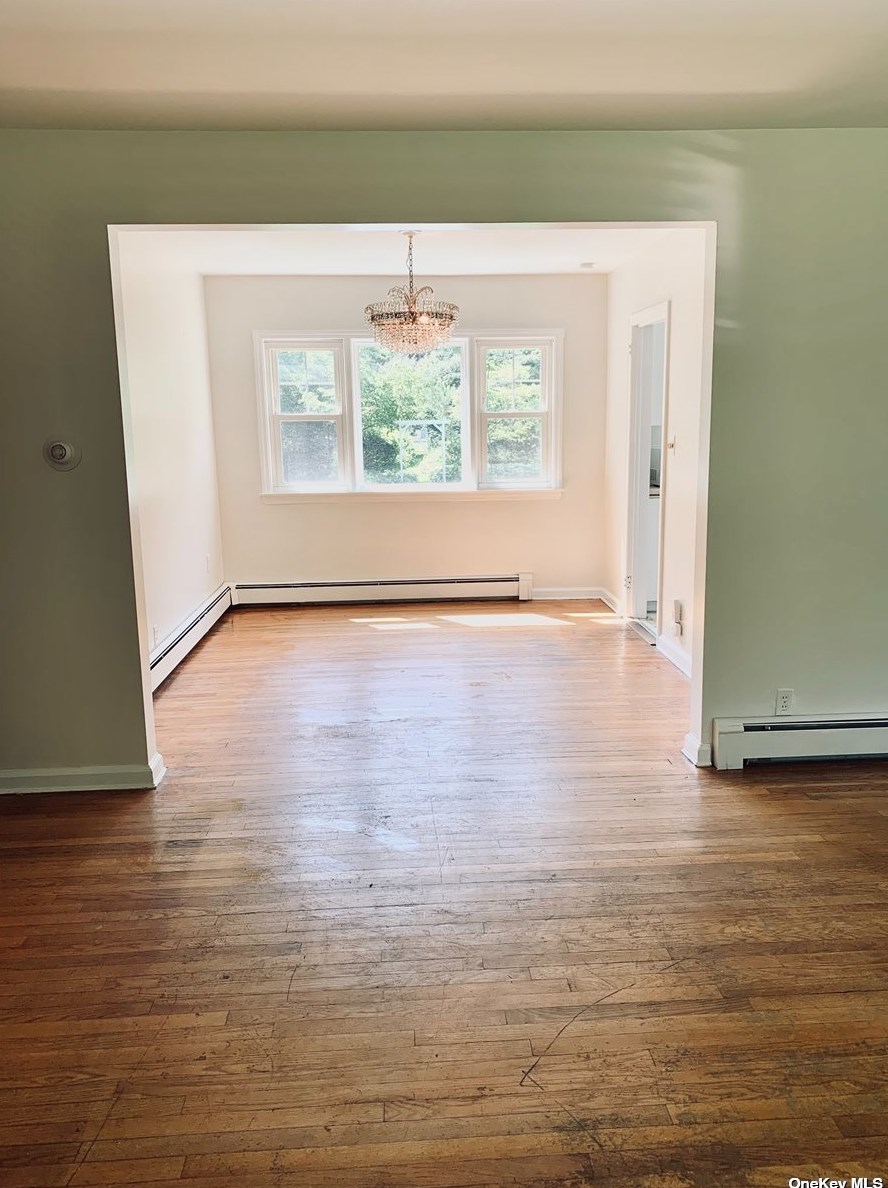 27 Dunlop Rd, Hunt NY 11743-3932 exterior