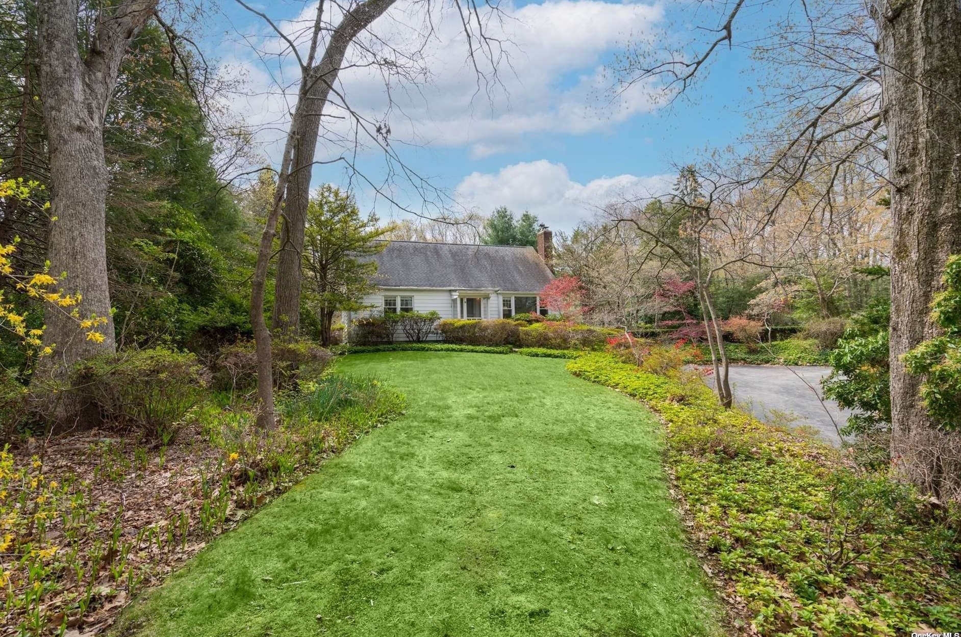 27 Dunlop Rd, Hunt NY 11743-3932 exterior