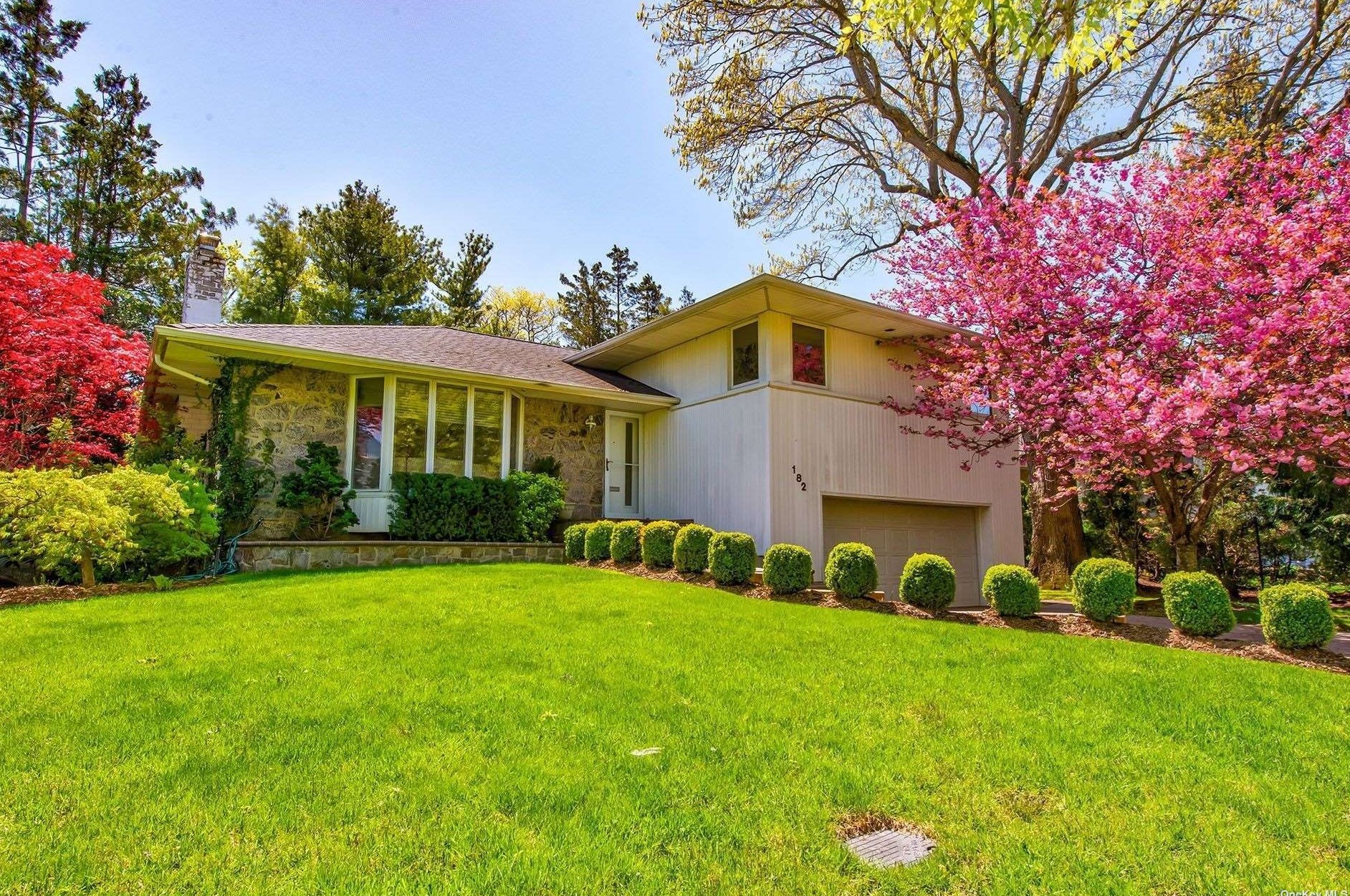 182 Birchwood Park Dr, Muttontown, NY 11753