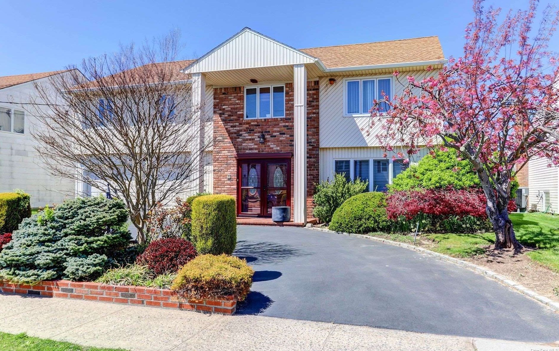 4042 Greentree Dr, Rockville Centre, NY 11572-5927