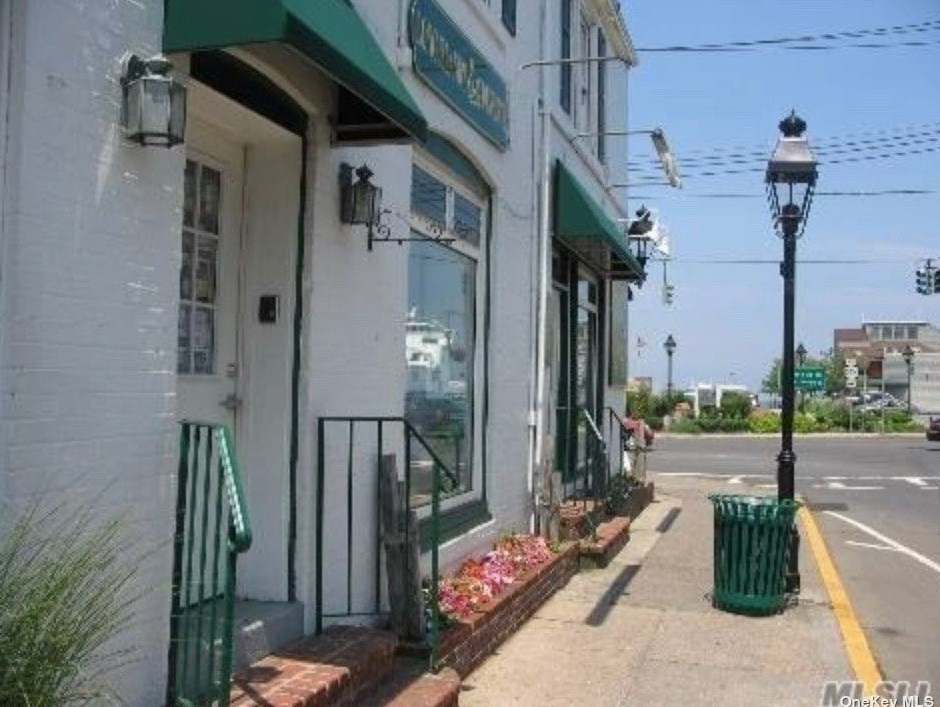 30 Chandler Sq #7, Prt Jefferson Station, NY 11777
