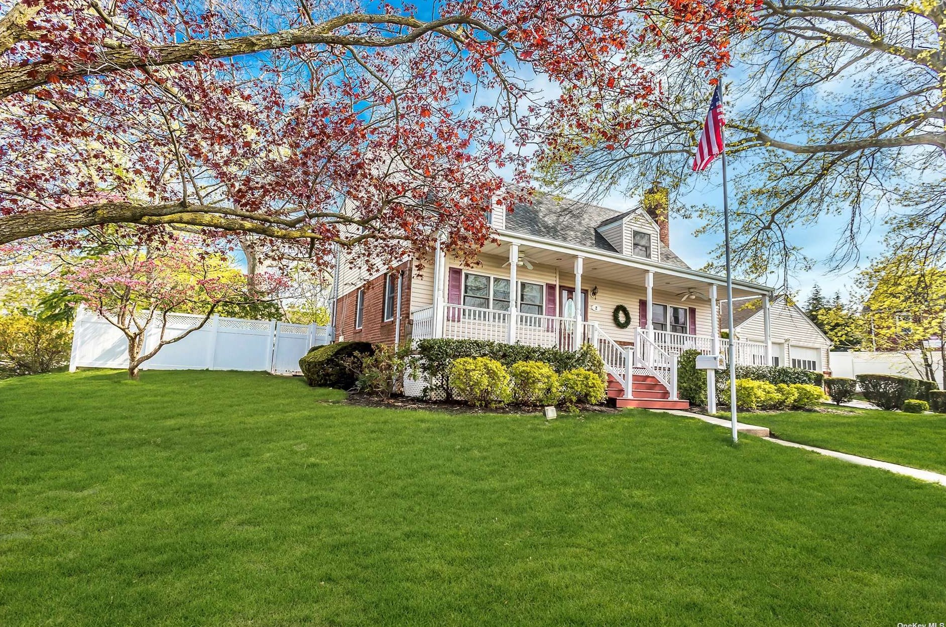 2 Central Pl, Lynbrook, NY 11563-3966