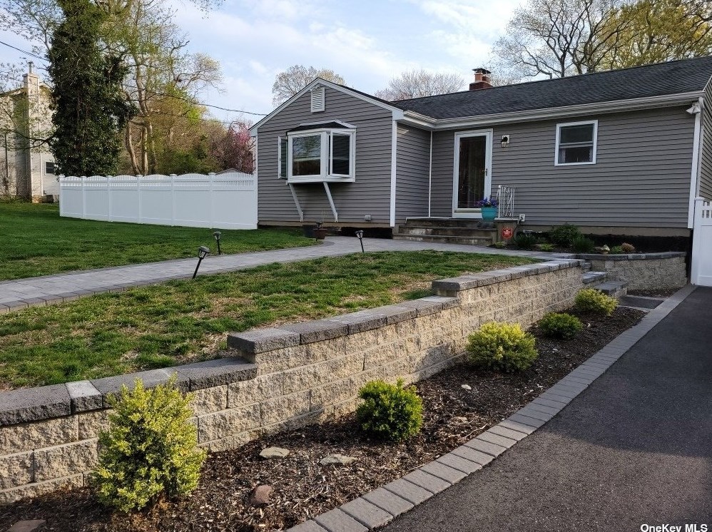 24 Brightwaters Dr, Scotts Beach, NY 11789