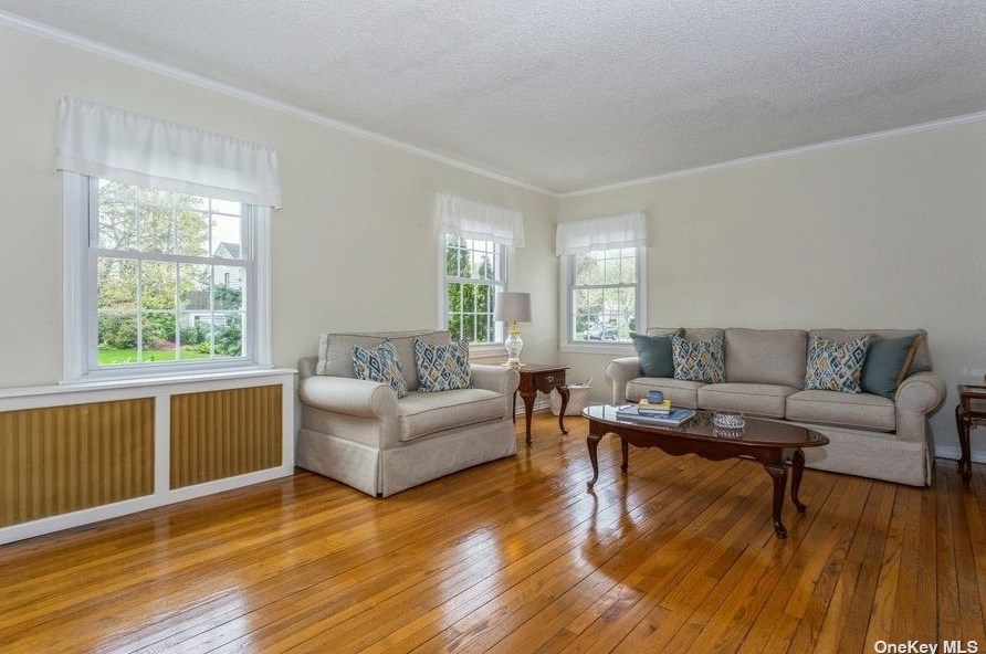 111 Willow St, Garden City, NY 11530-6624