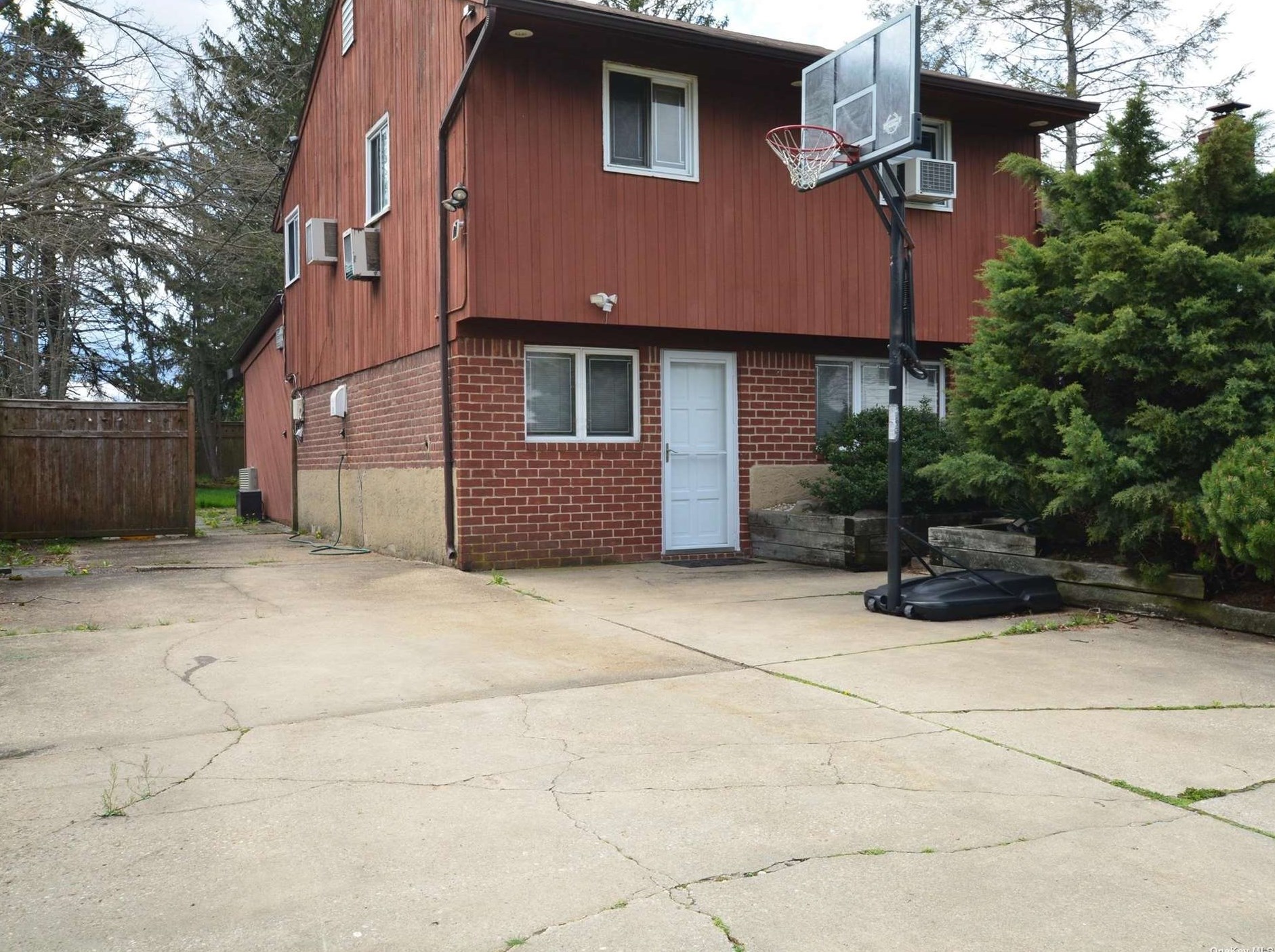 8 Patton Pl, Hicksville, NY 11803-5213