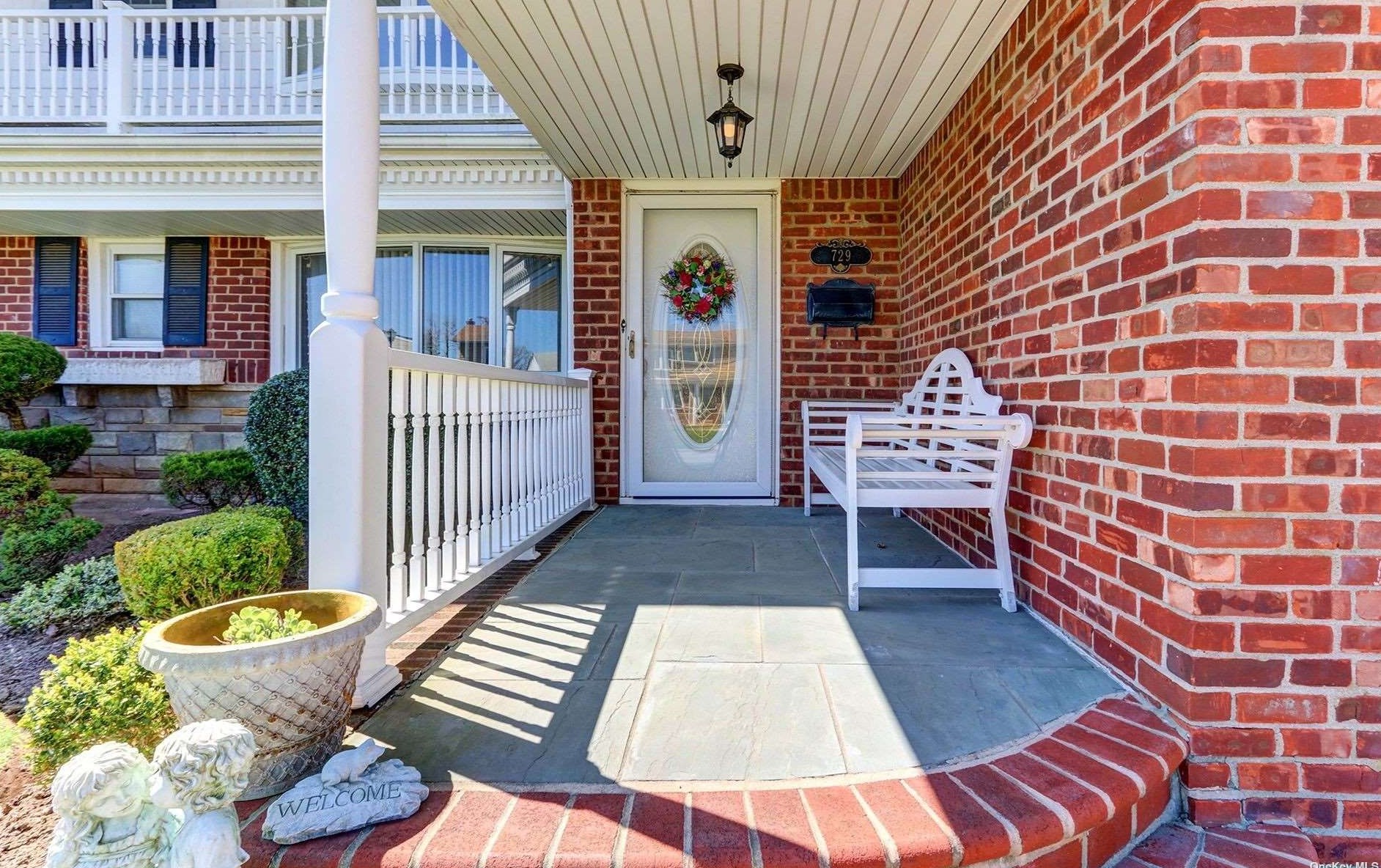 729 Magnolia Dr, Franklin Square, NY 11010
