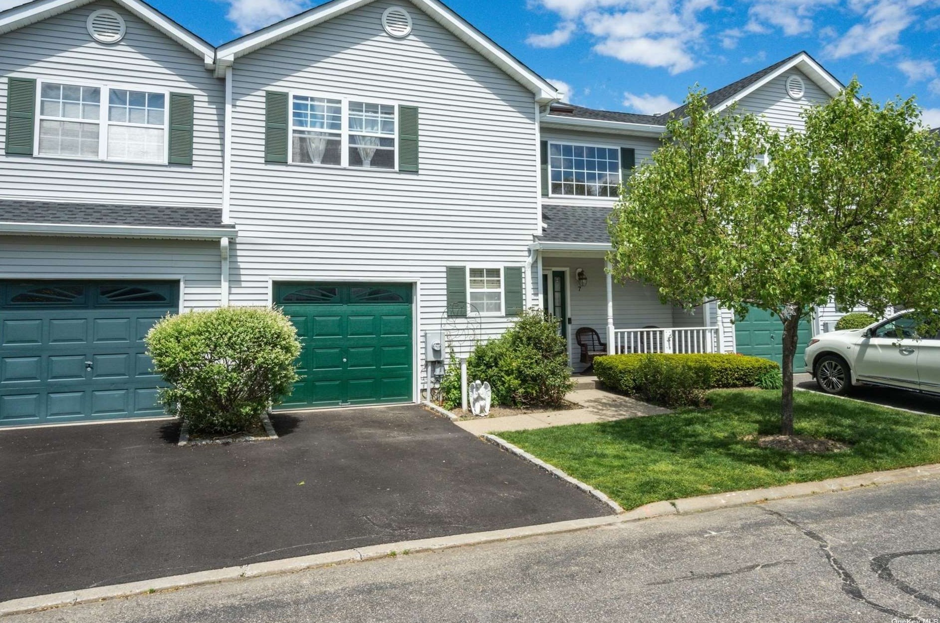 7 Merrimack Rd, Smithtown, NY 11787-1858
