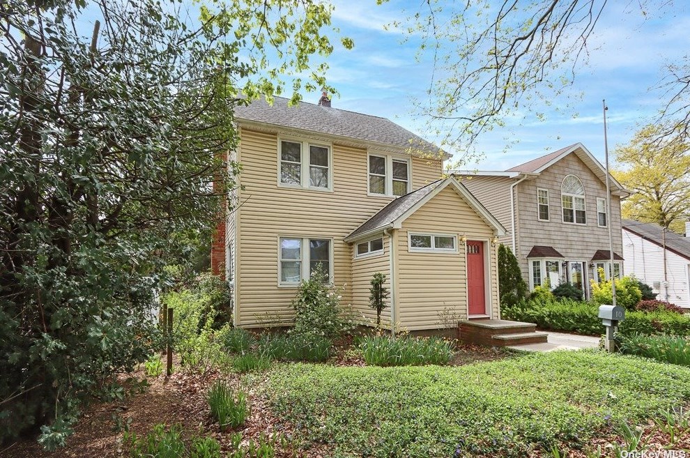 10 Walnut St, Westbury, NY 11590