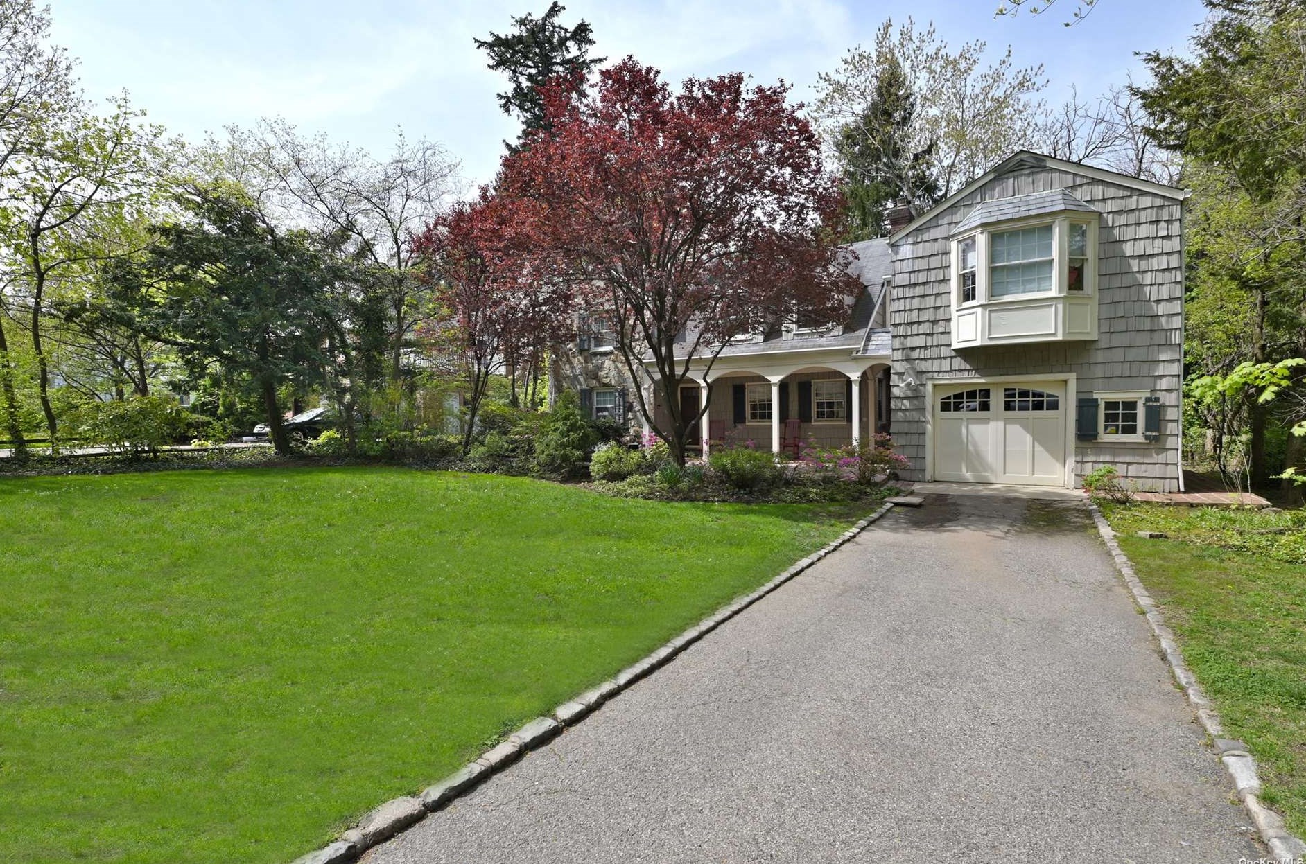 3 Brook Ln, Great Neck, NY 11023