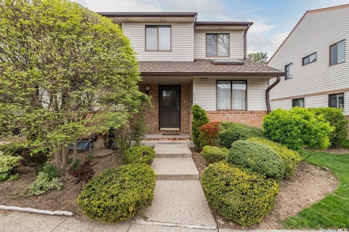 137 Laurel Ln, North Wantagh, NY 11793