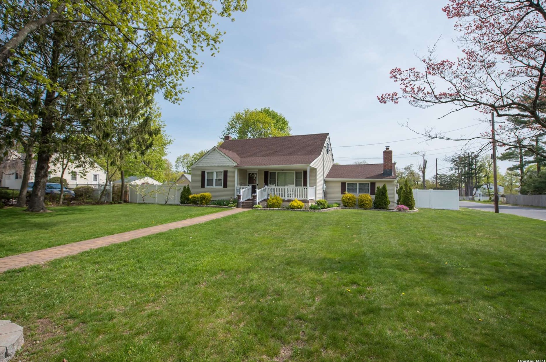 29 Willoughby St, Pine Air, NY 11717-2411