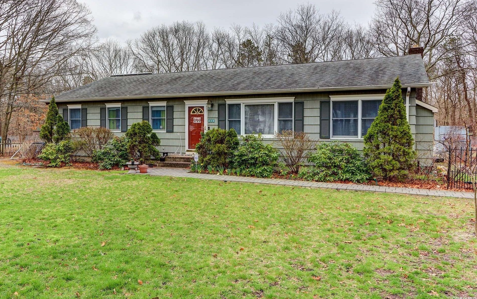154 E Woodside Ave, Canaan Lake, NY 11772