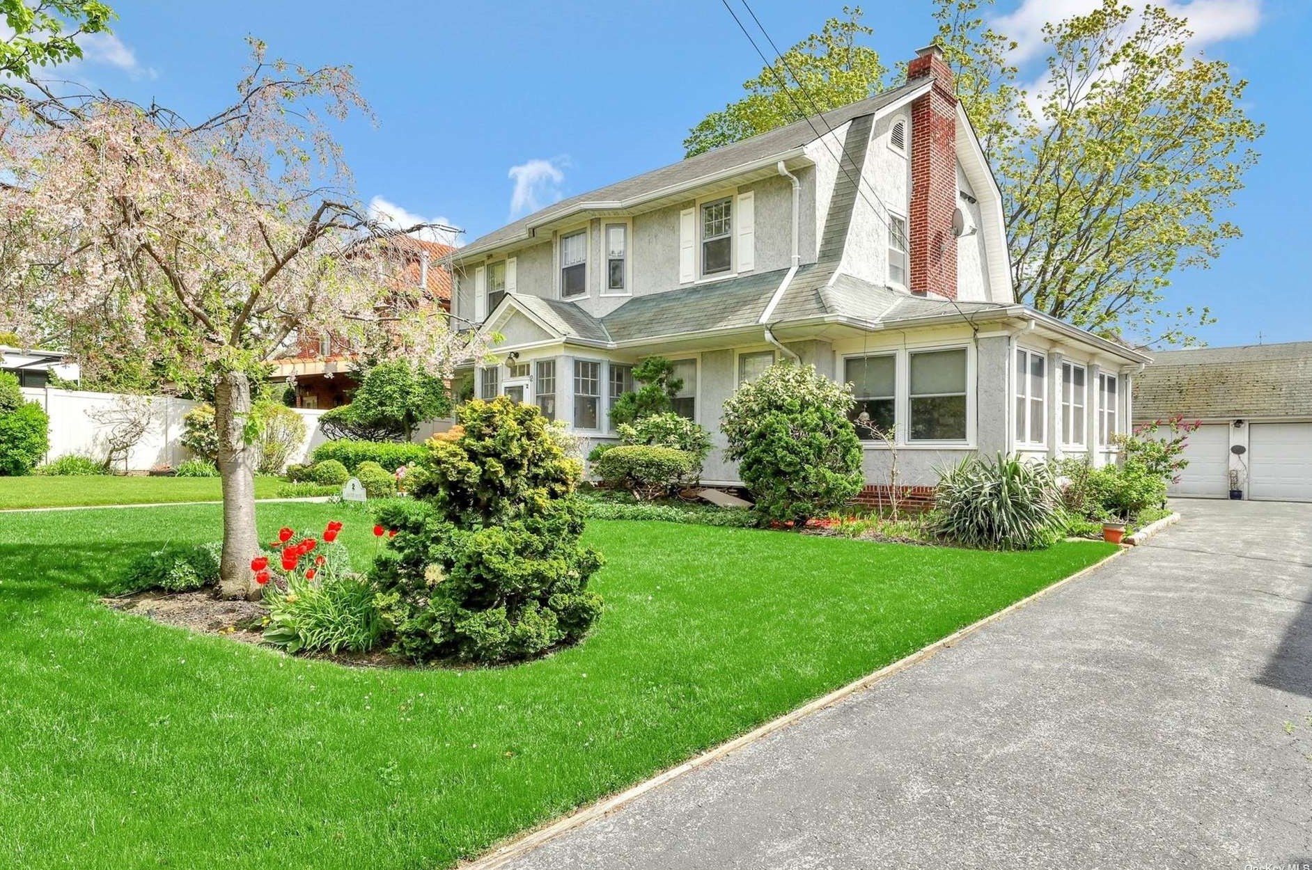 2 Center Dr, Flushing, NY 11363-1214