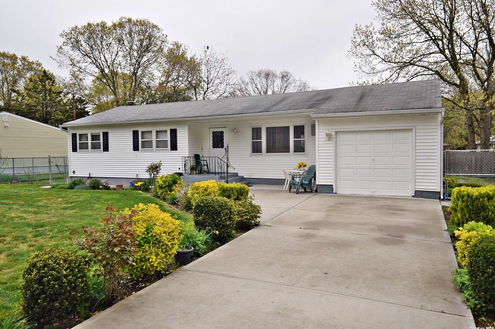 167 Concord Rd, Smith Point, NY 11967-3222