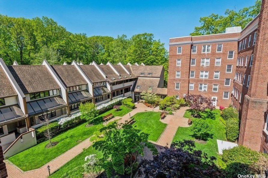 90 Knightsbridge Rd #3e, Great Neck, NY 11021