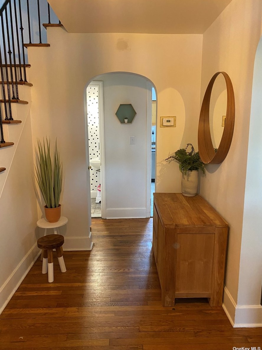 34 Normandy Ln, North Hills, NY 11030