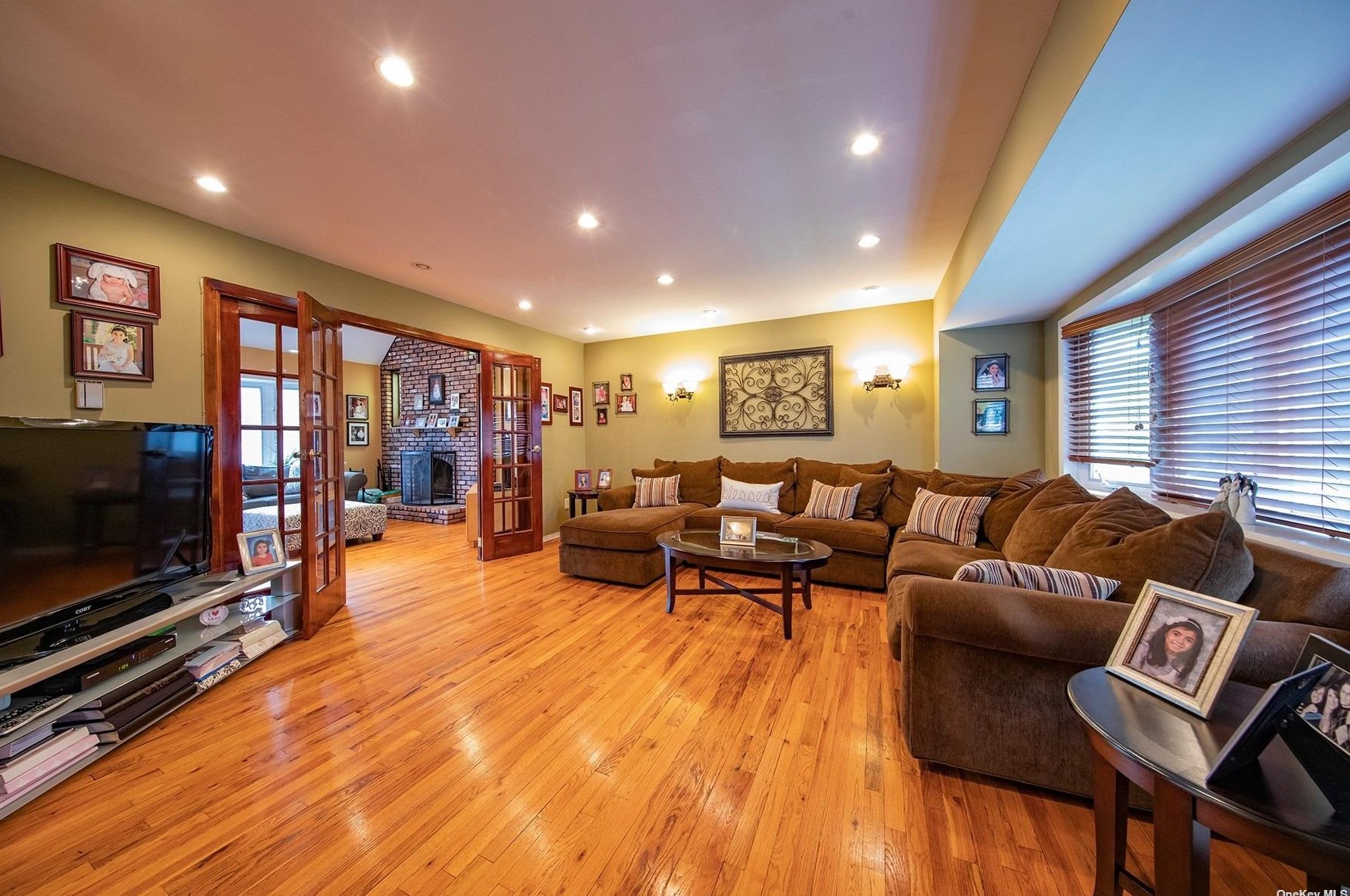506 Silver Ln, Rockville Centre, NY 11572-1941