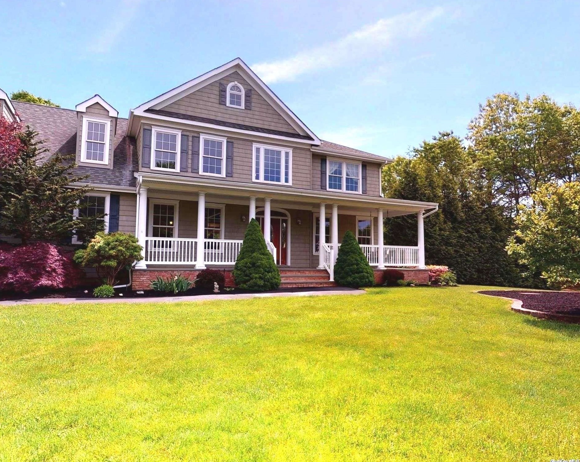17 Barberry Ln, Center Moriches, NY 11934
