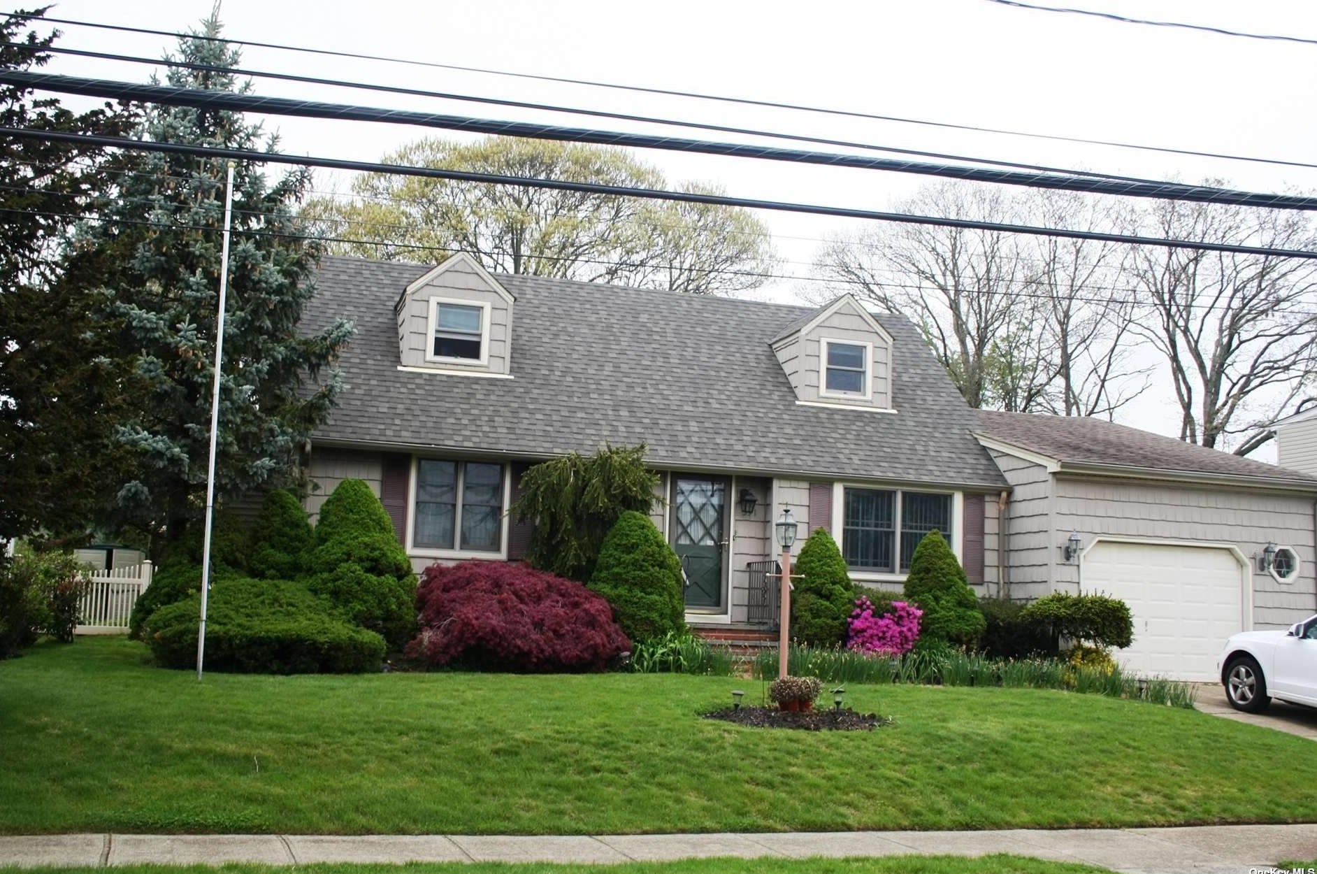 391 Oakwood Ave, West Islip, NY 11795