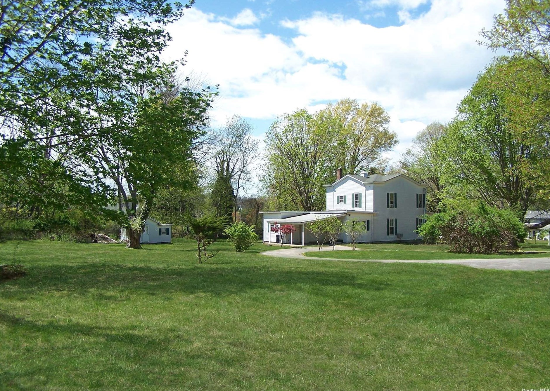 326 Main St, Strongs Neck, NY 11733-3825