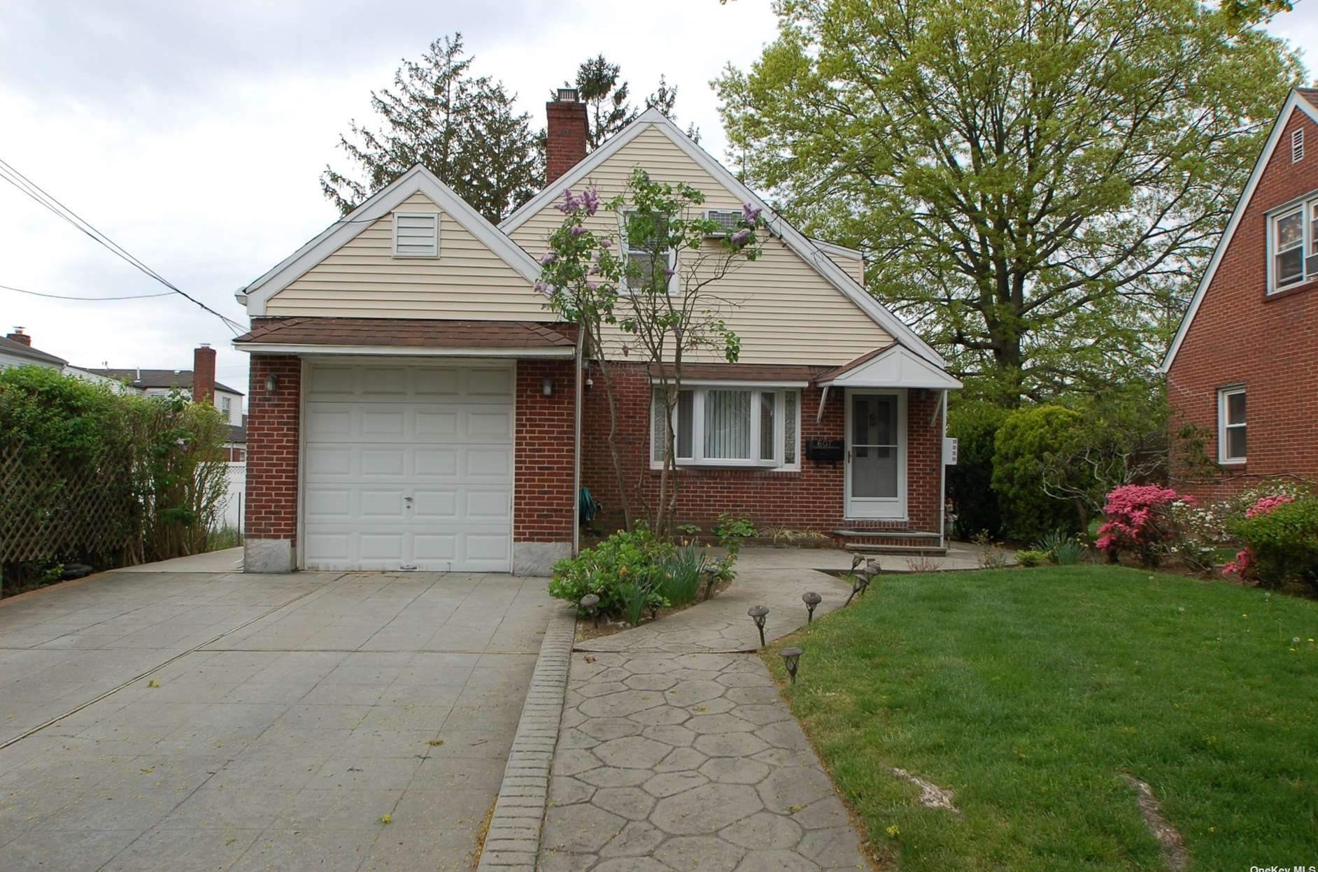 607 S 8th St, New Hyde Park, NY 11040