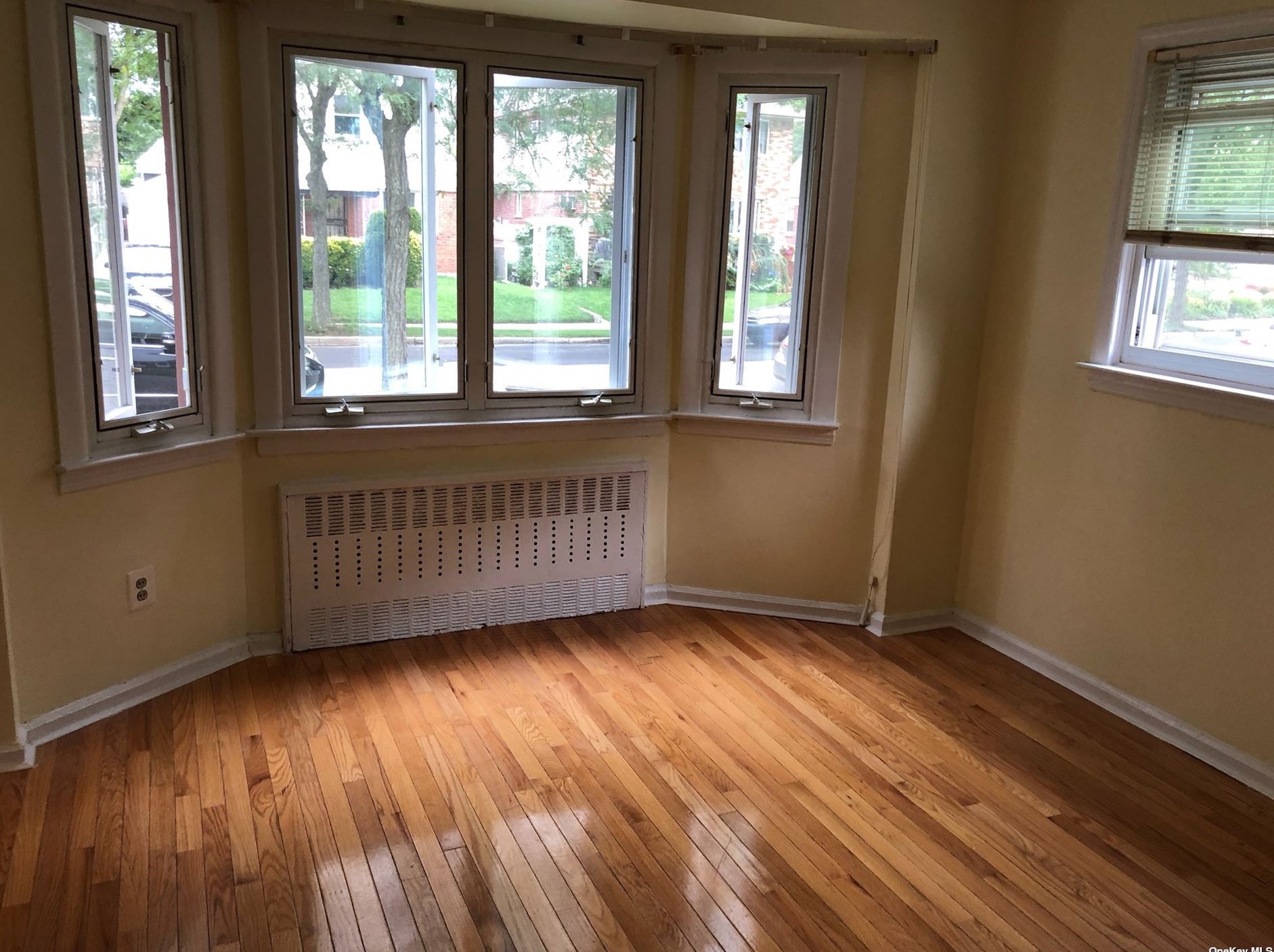81-48 258th St, Floral Park, NY 11004