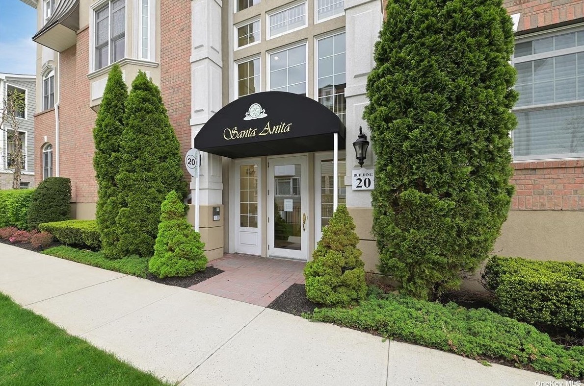 721 Roosevelt Way, Westbury, NY 11590
