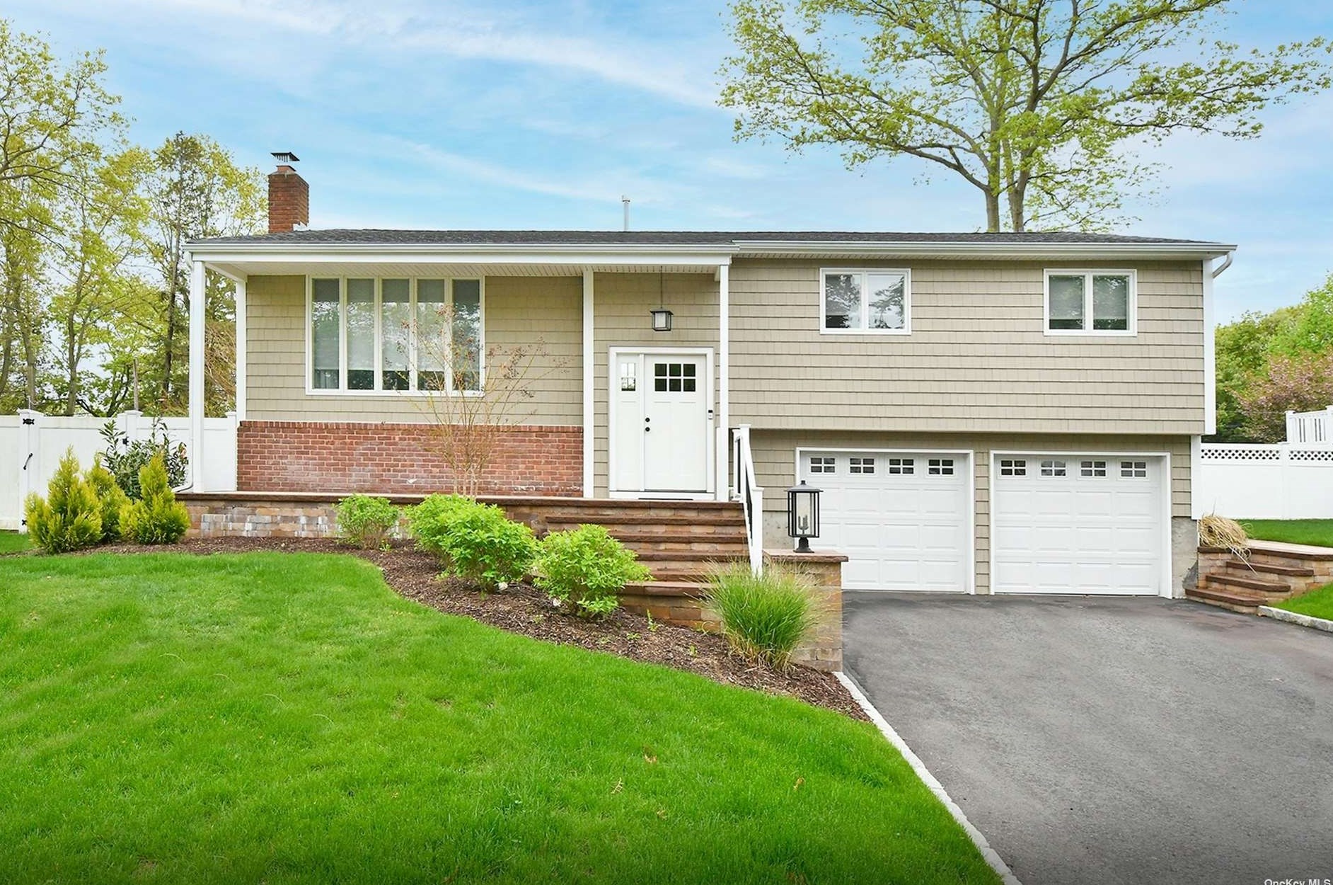 14 Stuyvesant Ln, Smithtown, NY 11787-2416