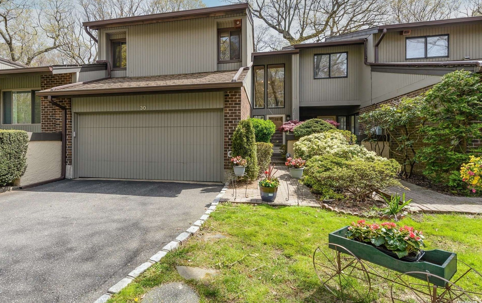 30 Club House Ct, Muttontown, NY 11753