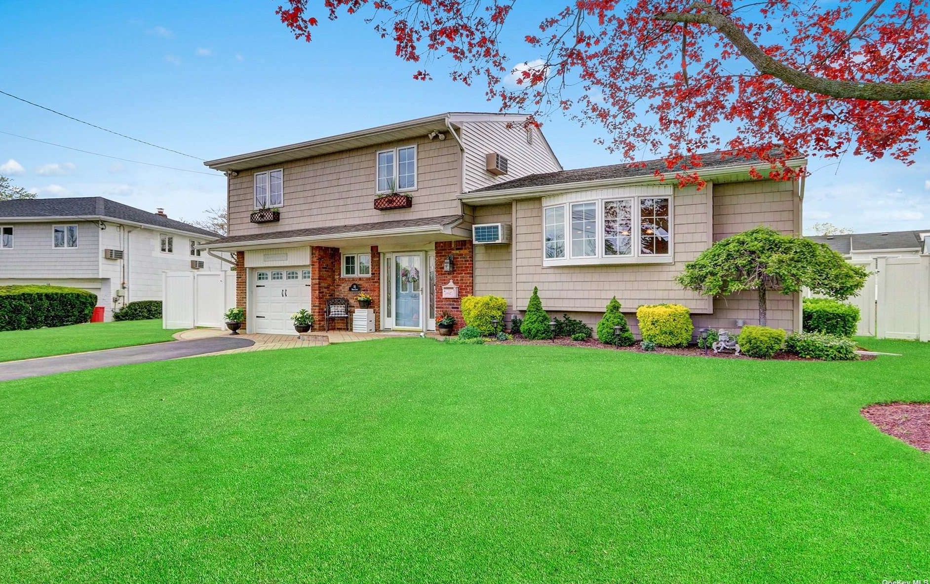 16 Burns Ln, East Massapequa, NY 11758-7825