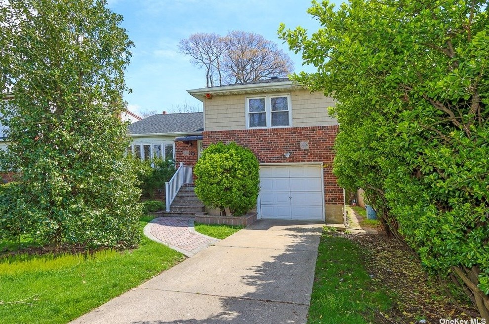 30 Mayfair Ave, Hempstead, NY 11552-1513