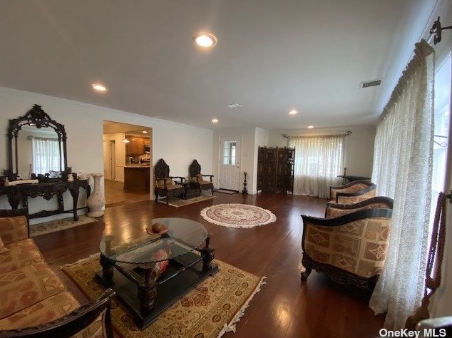 63 Choir Ln, Westbury, NY 11590