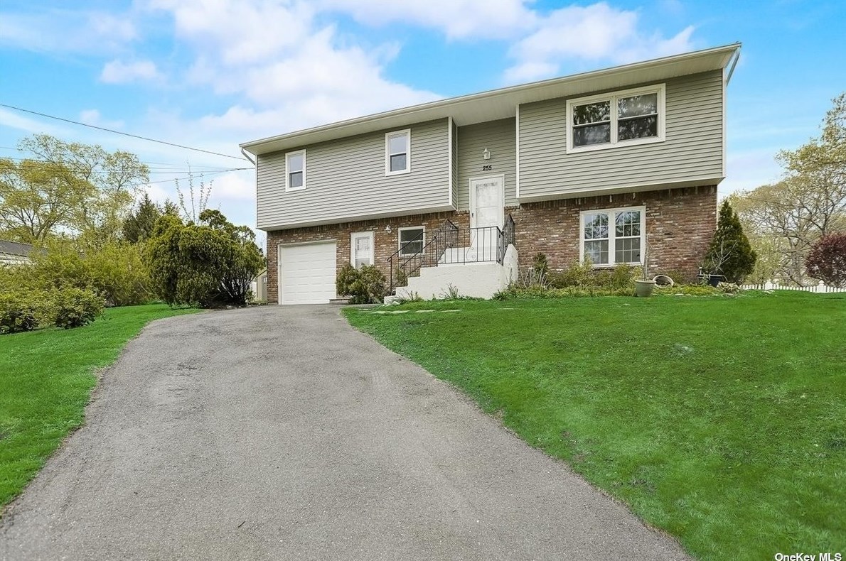 255 Port Ave, Hauppauge, NY 11779-4824