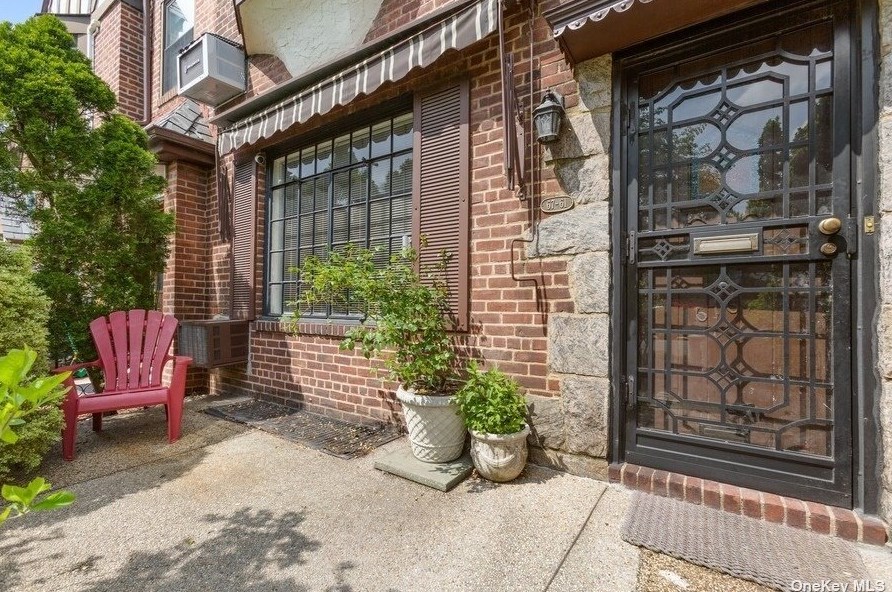 67-61 Groton St, Flushing, NY 11375-5956
