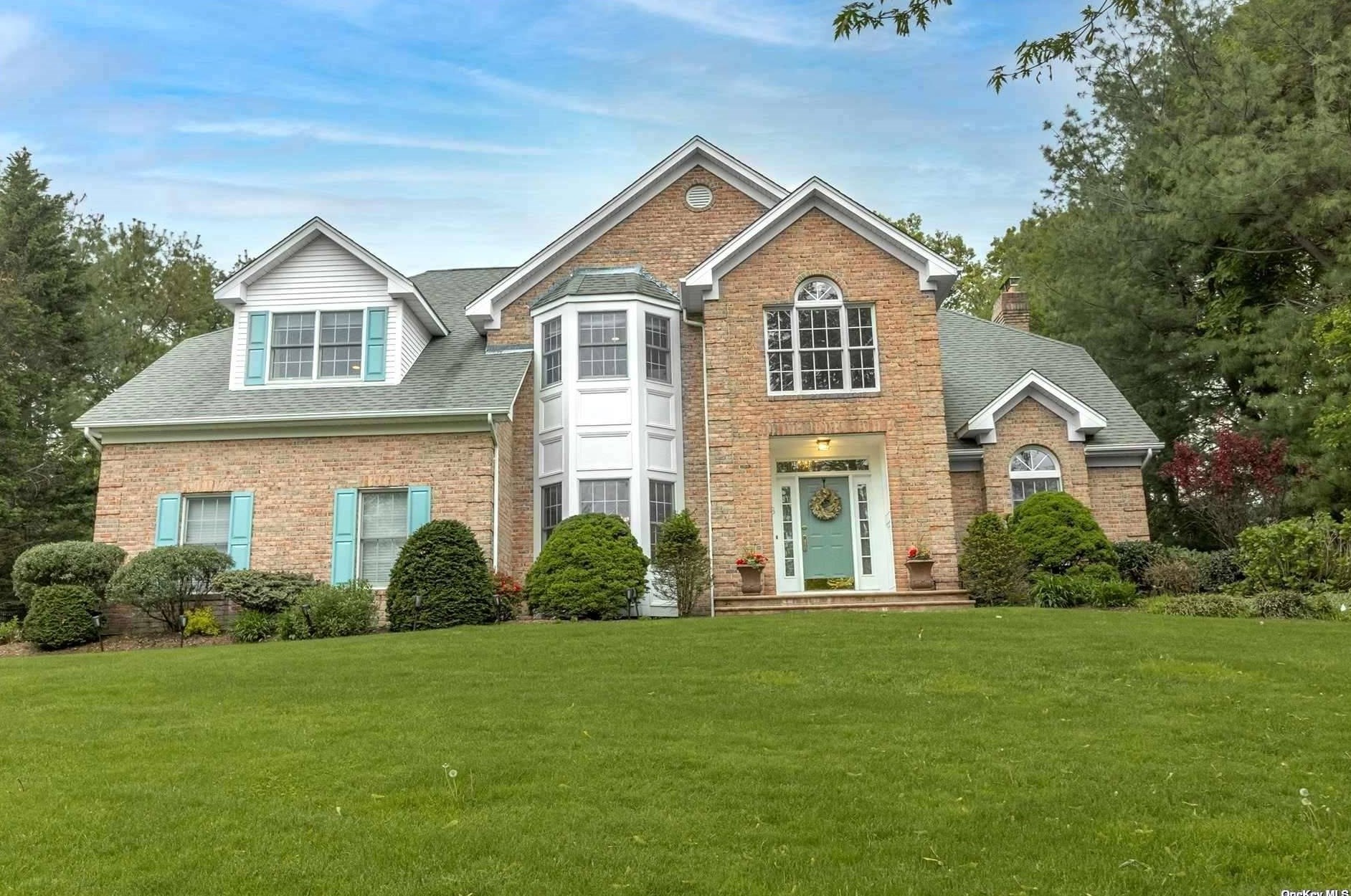 8 Norris Ln, Strongs Neck, NY 11733-2042