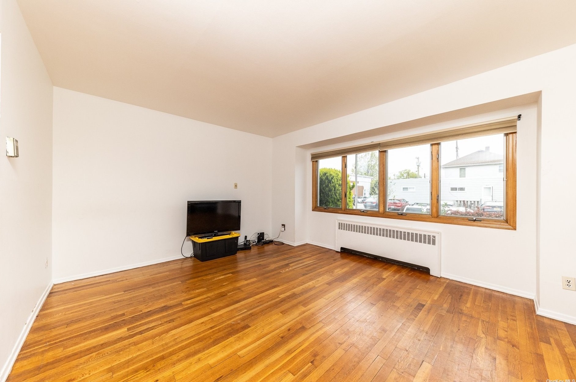 516 N 9th Pl, New Hyde Park, NY 11040