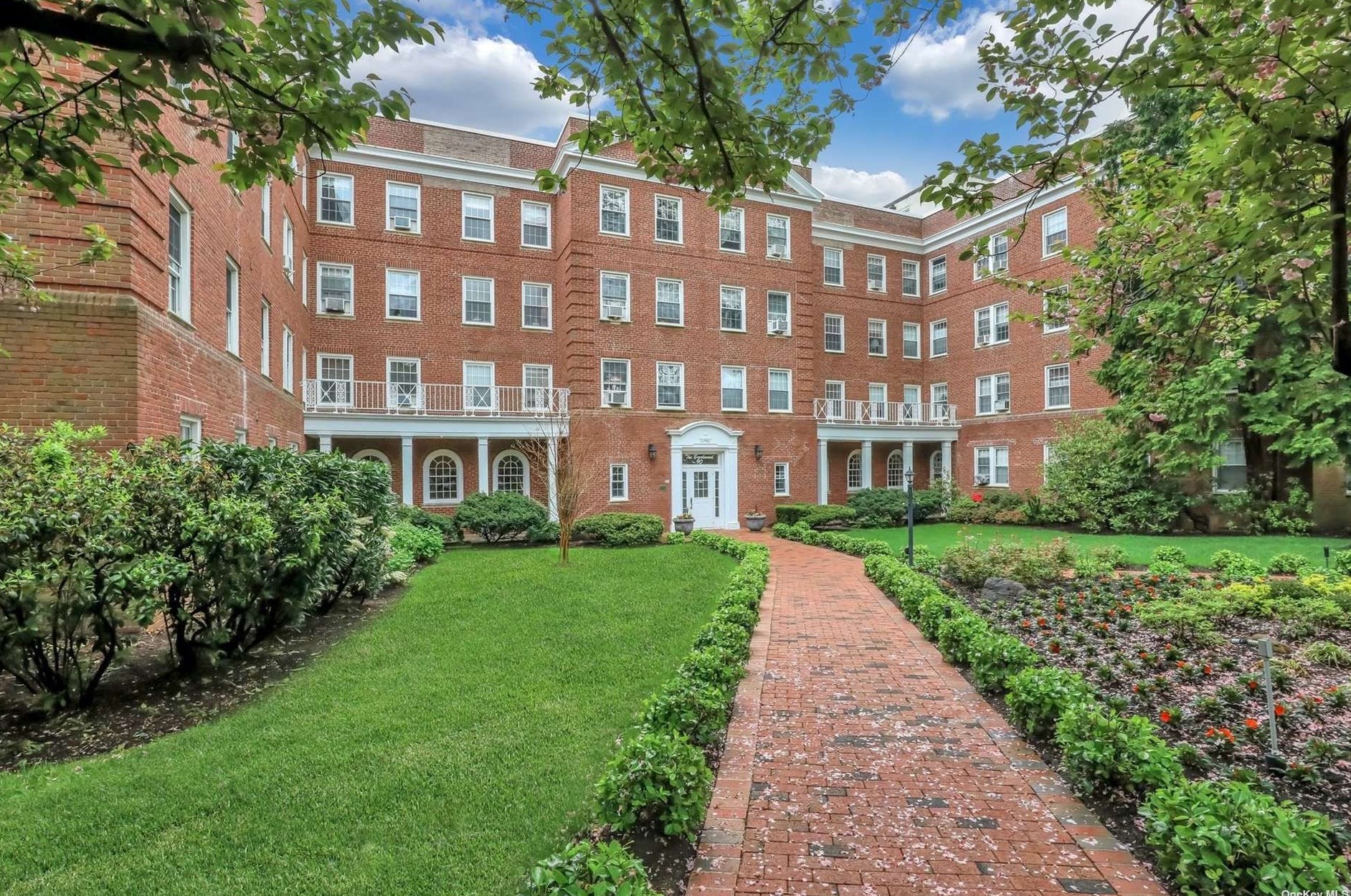 90 Knightsbridge Rd #1i, Great Neck, NY 11021