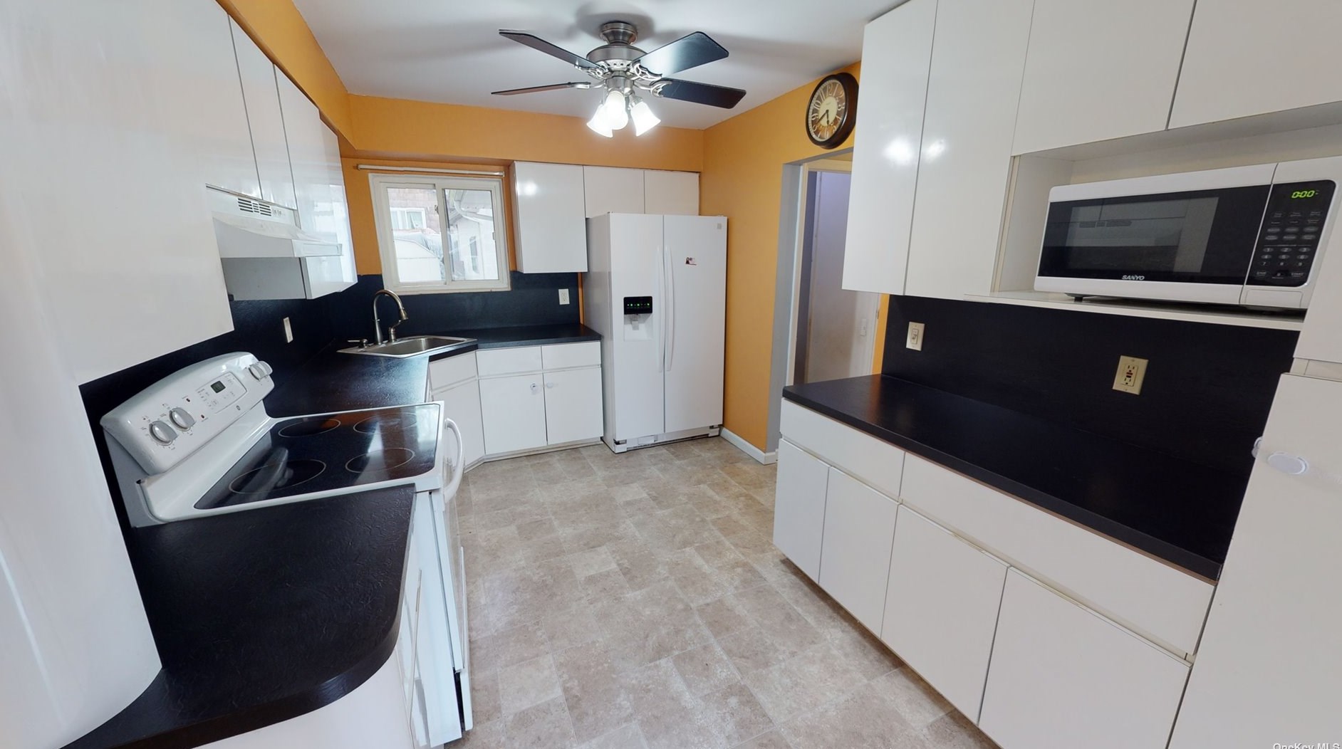 462 Adirondack Dr, Farmingville, NY 11738-2043