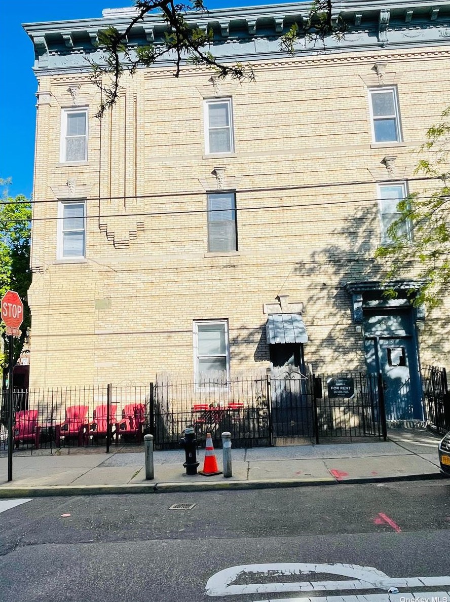 591 Woodward Ave #2r, Flushing, NY 11385