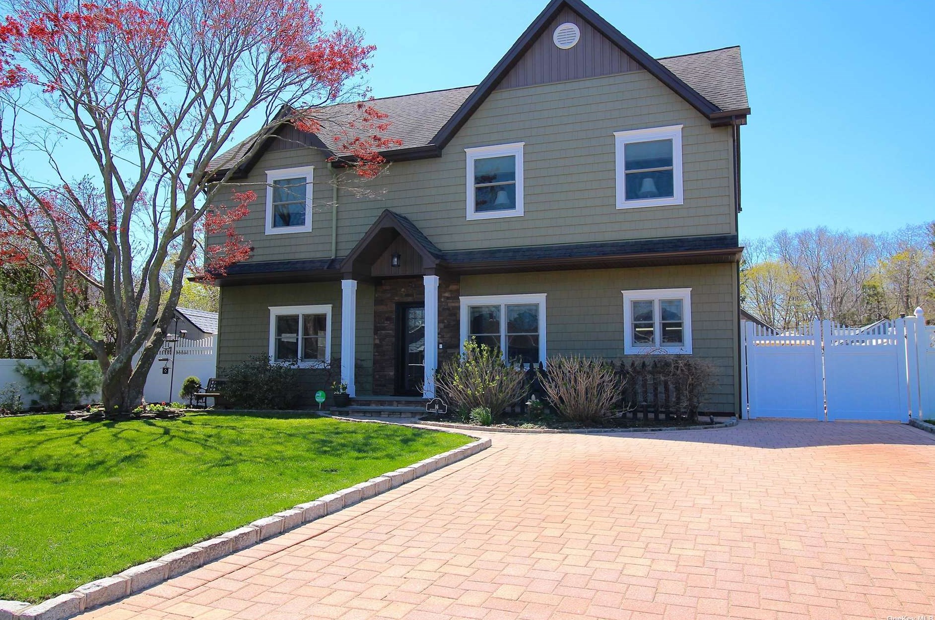 16 Academy Ln, Oakdale, NY 11769