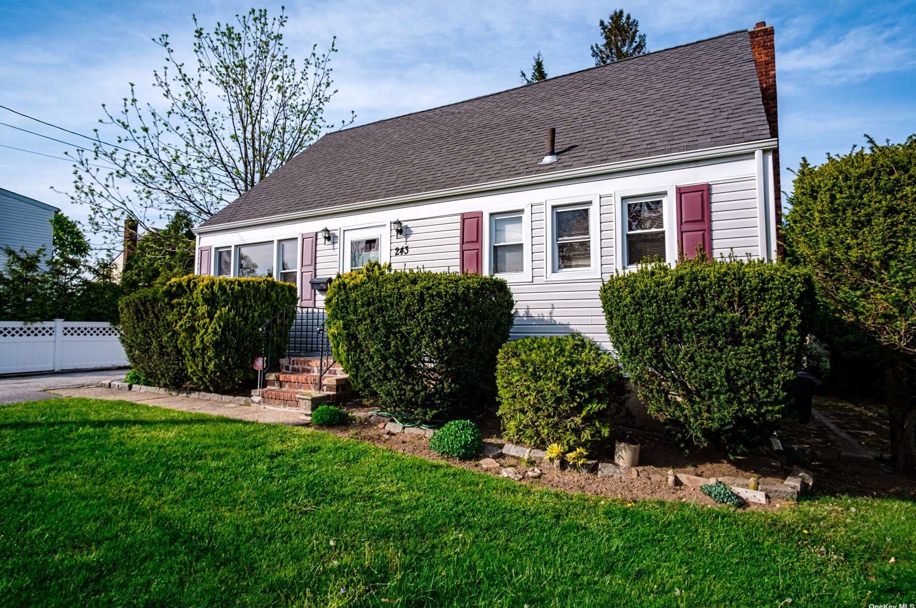 243 Starke Ave, Hempstead, NY 11554-2852