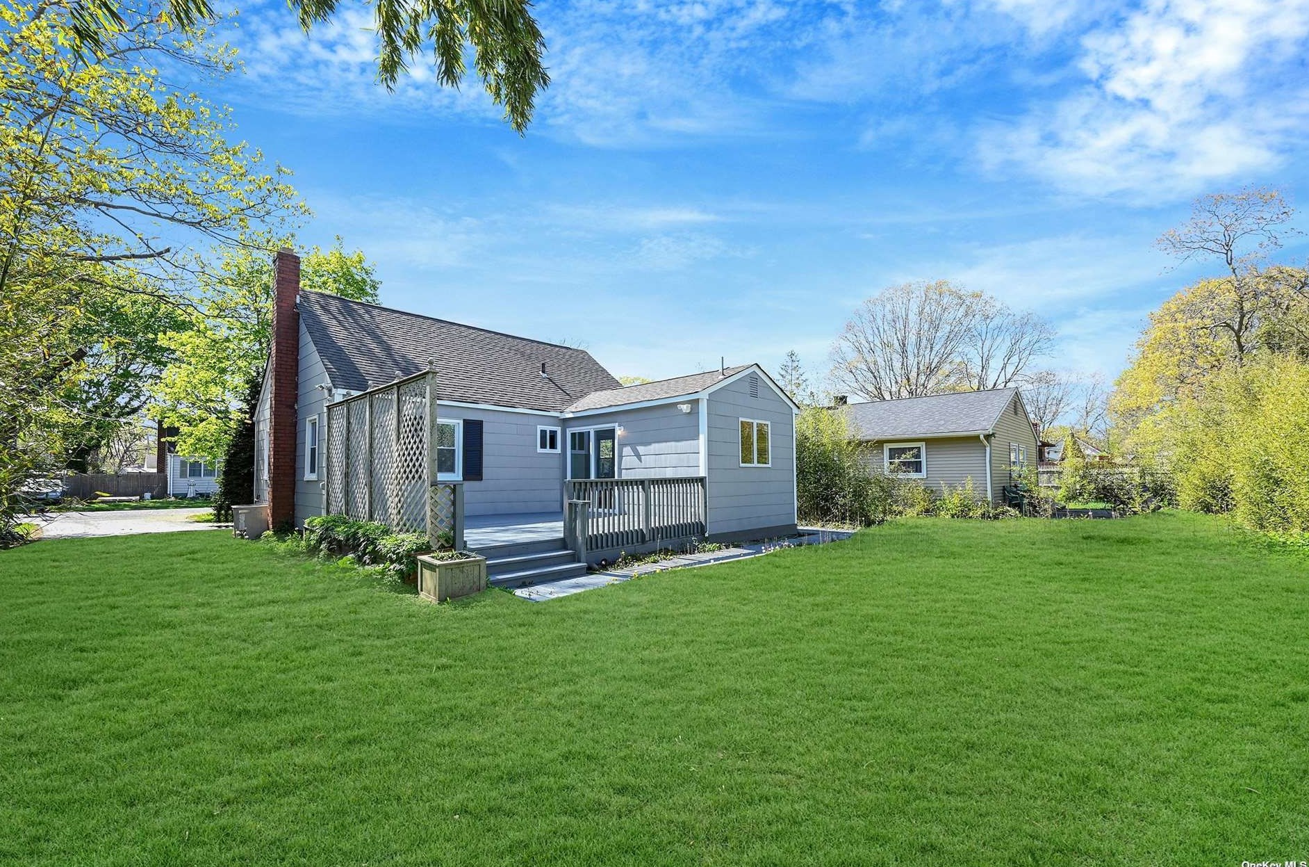 21 Birchwood Dr, Smith Point NY  11967-3907 exterior