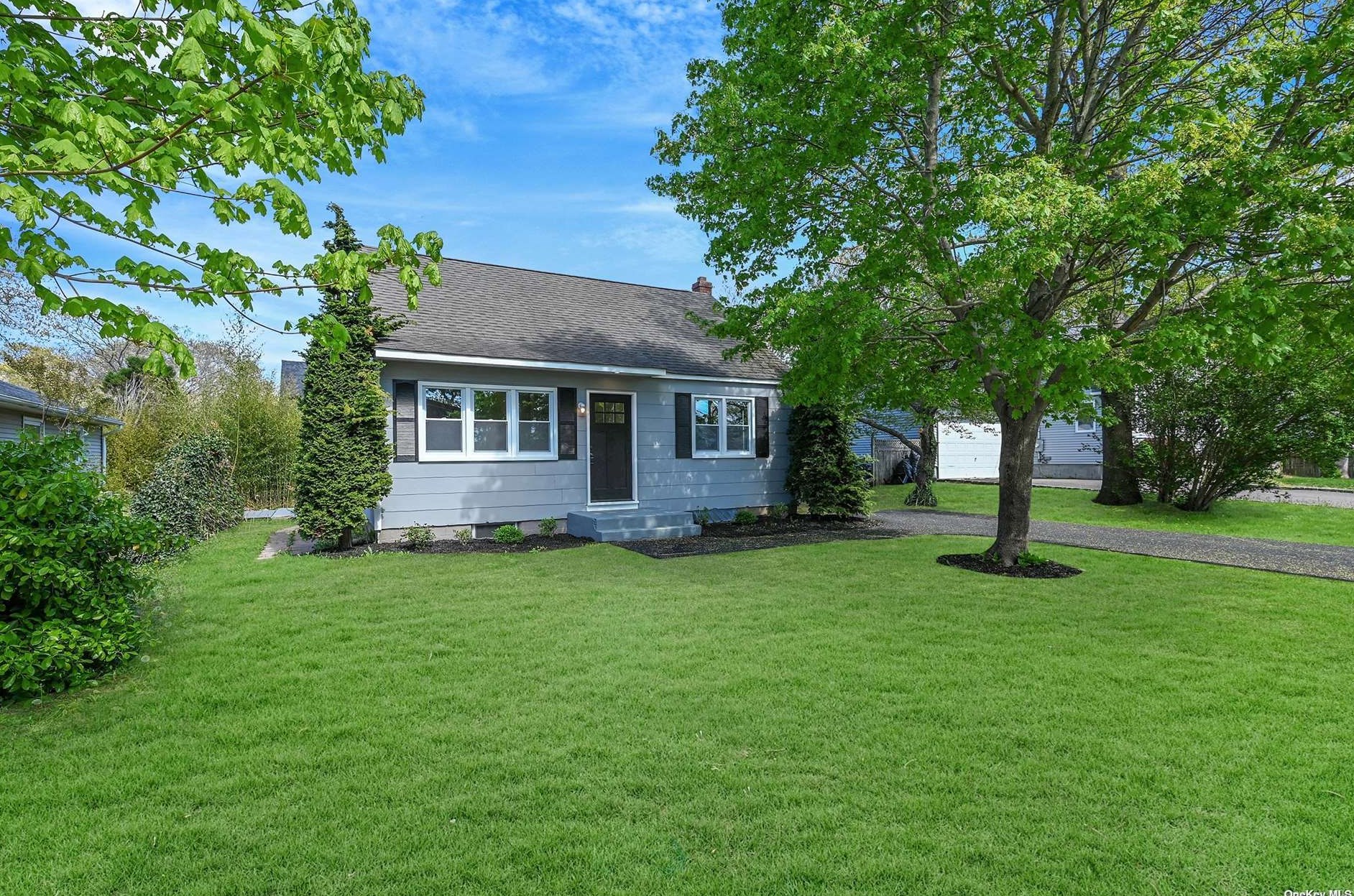 21 Birchwood Dr, Smith Point, NY 11967