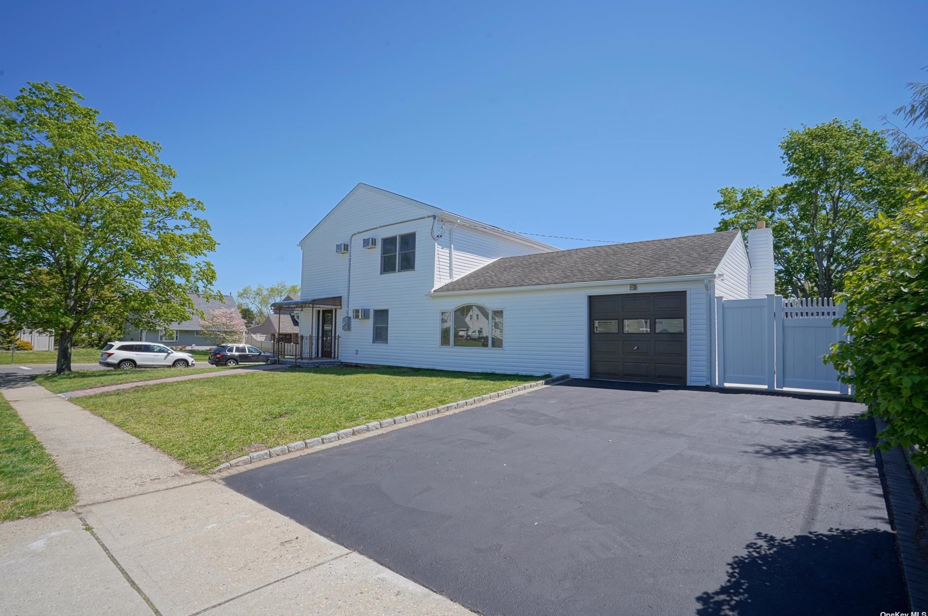 78 Tanager Ln, Plainedge, NY 11756