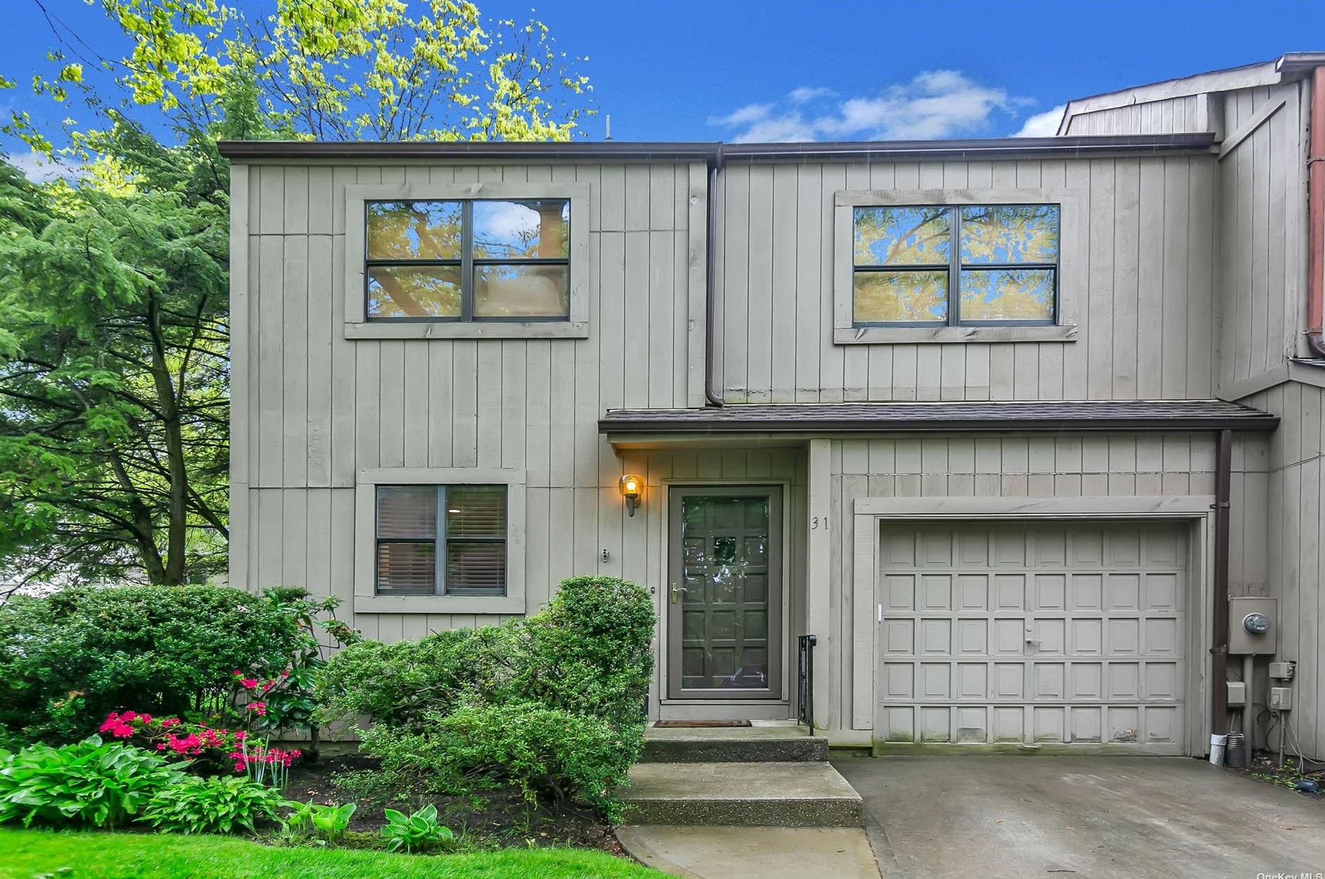 31 High Oak Ct, Hunt, NY 11743-4259