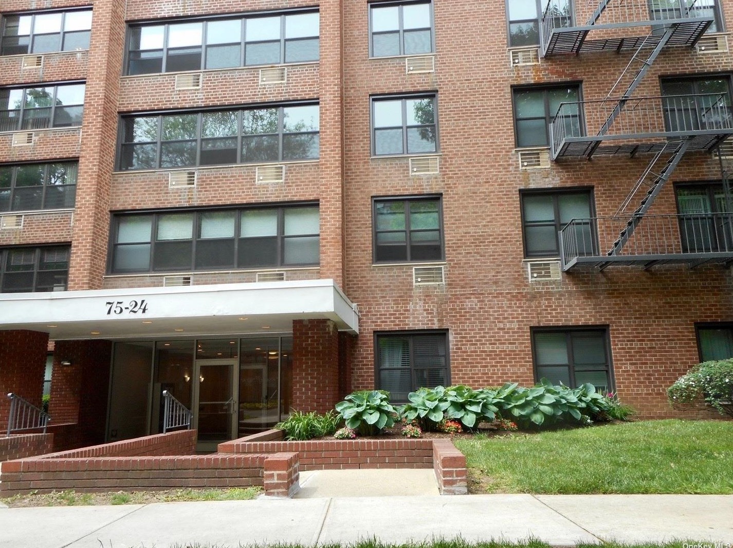 7524 Bell Blvd, Flushing, NY 11364-3452