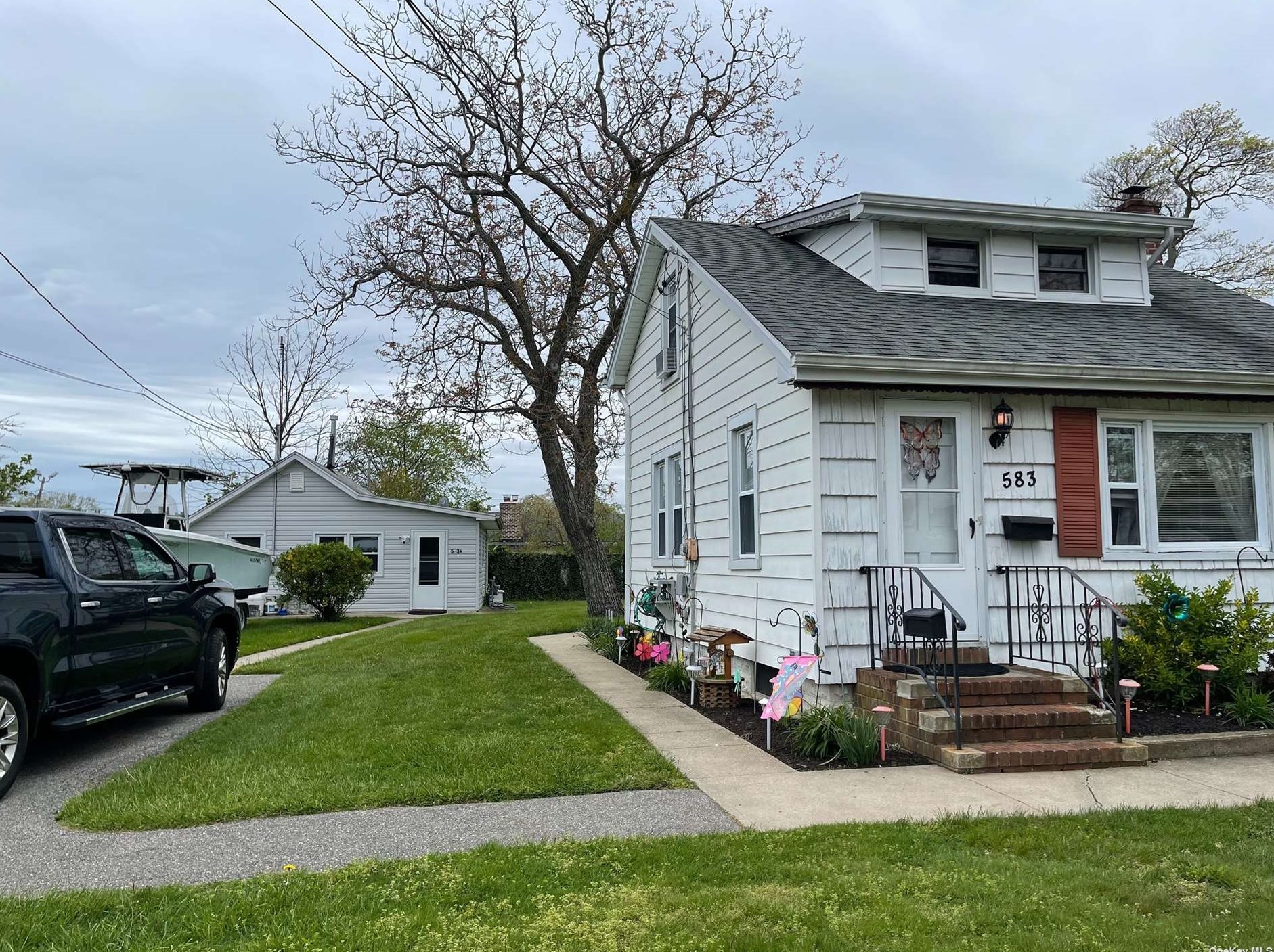583 S 15th St, North Lindenhurst, NY 11757